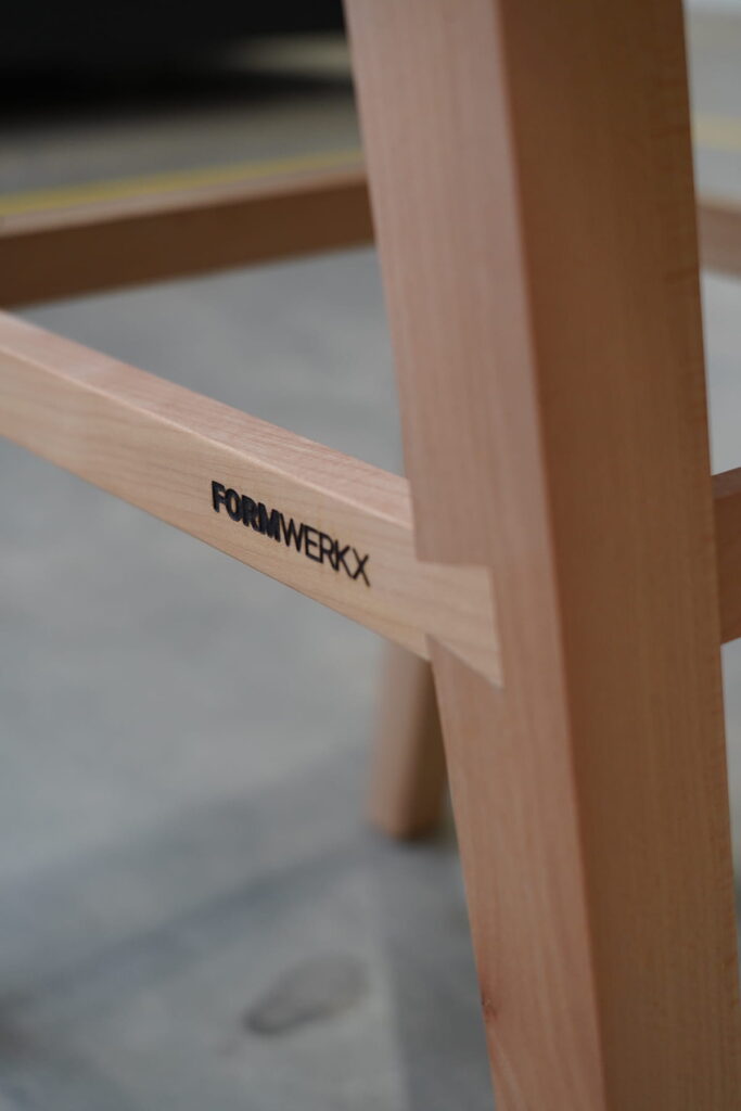 Handgefertigter Stuhl SOLID aus massiver Eiche, wahlweise mit Mineralwerkstoff.