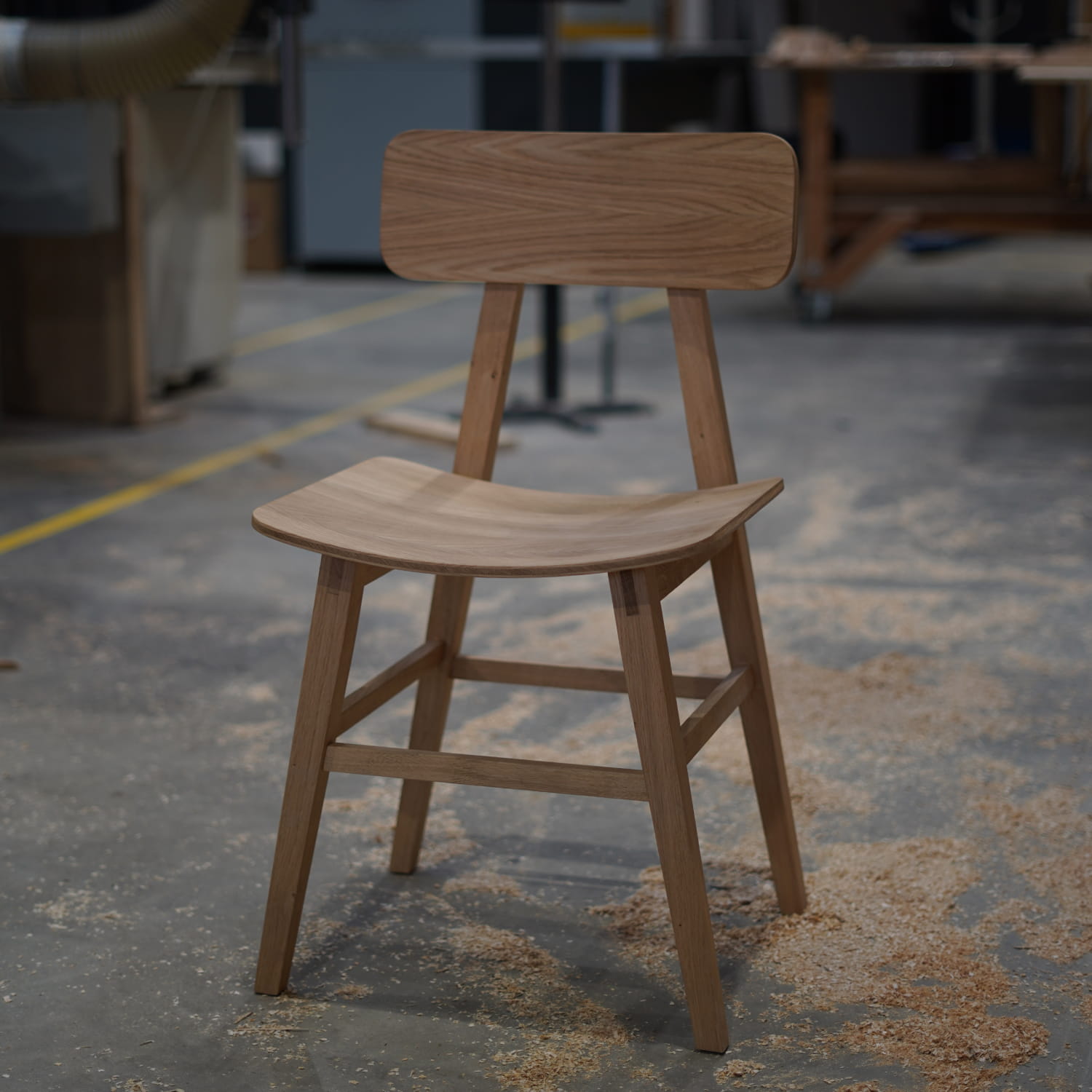 Handgefertigter Stuhl SOLID aus massiver Eiche, wahlweise mit Mineralwerkstoff.