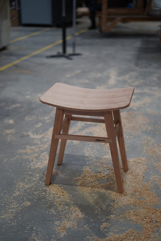 Handgefertigter Stuhl SOLID aus massiver Eiche, wahlweise mit Mineralwerkstoff.