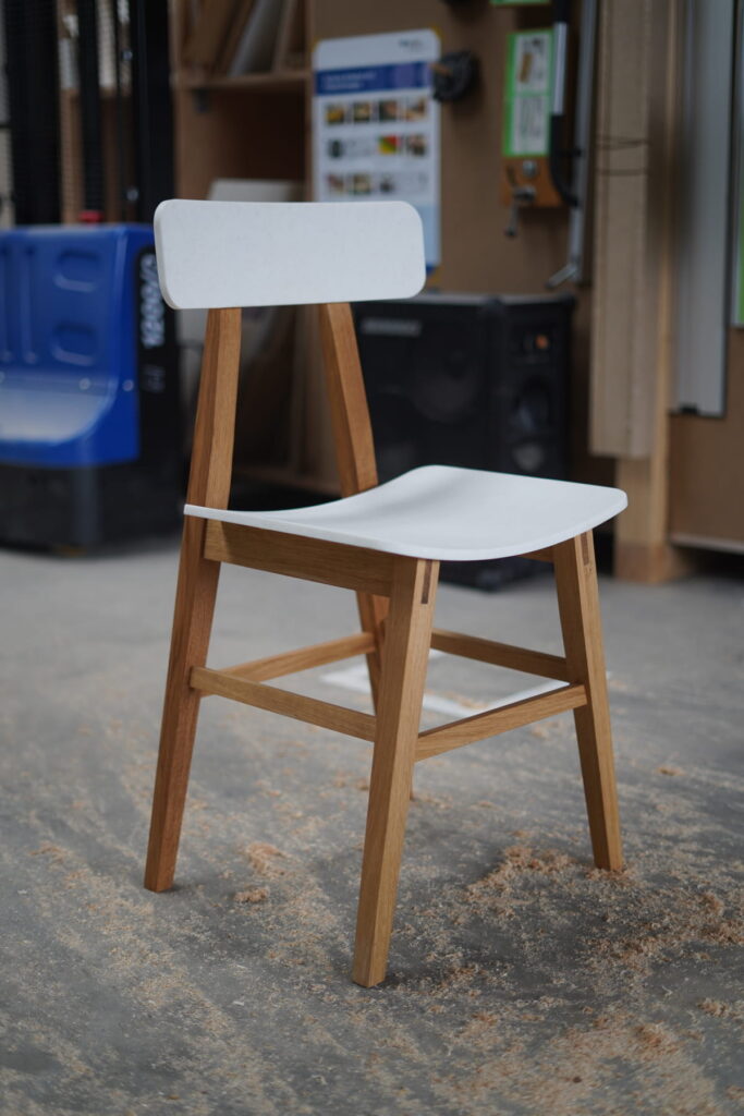 Handgefertigter Stuhl SOLID aus massiver Eiche, wahlweise mit Mineralwerkstoff.