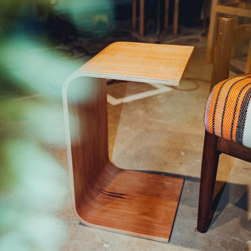 Organischer Beistelltisch aus der Curved-Serie in Kirsche, Esche oder Räuchereiche.