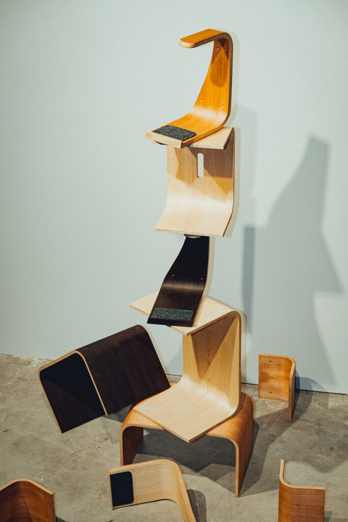 Organischer Beistelltisch aus der Curved-Serie in Kirsche, Esche oder Räuchereiche.