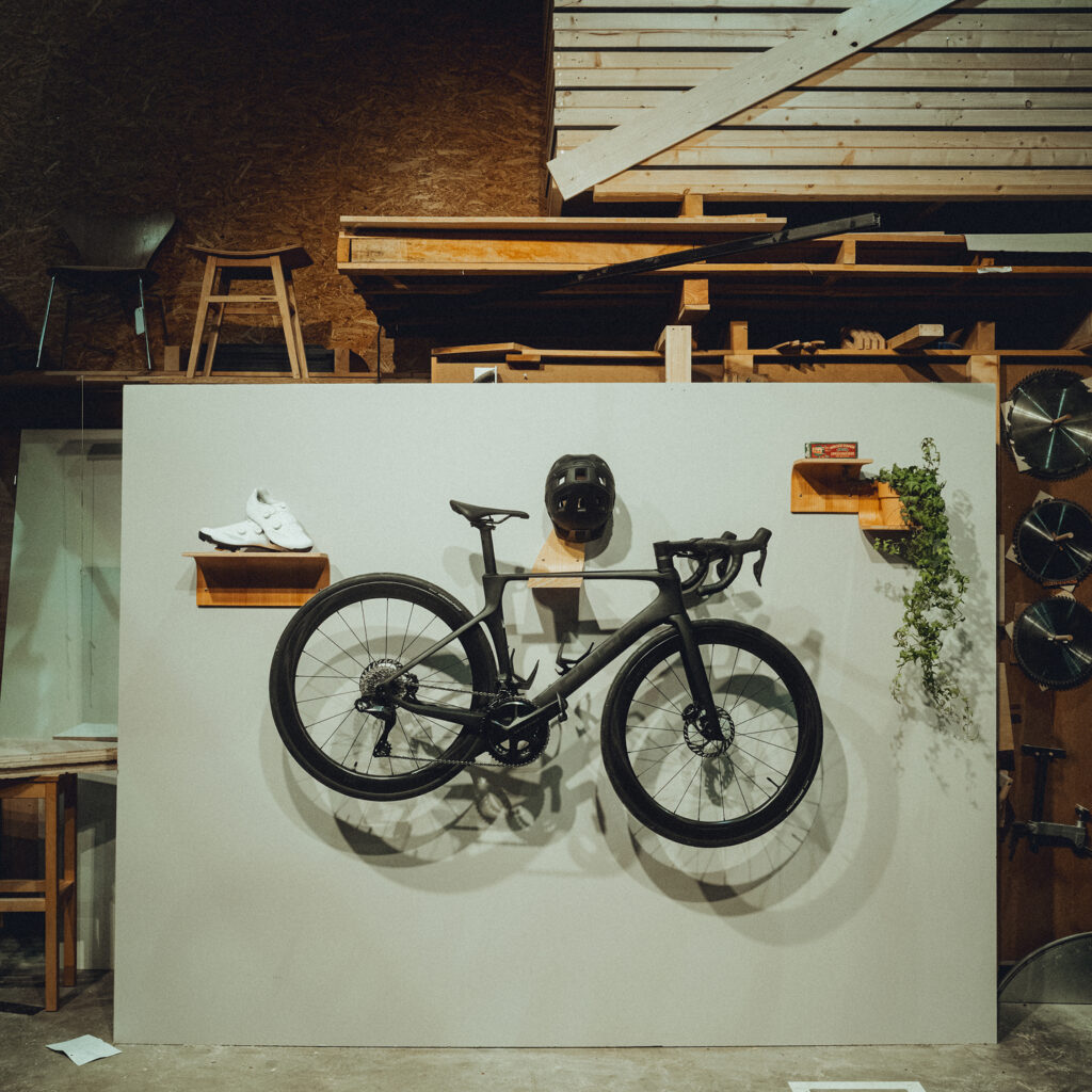 Design-Fahrradwandhalterung aus Echtholzfurnier für Rennräder und Gravelbikes.