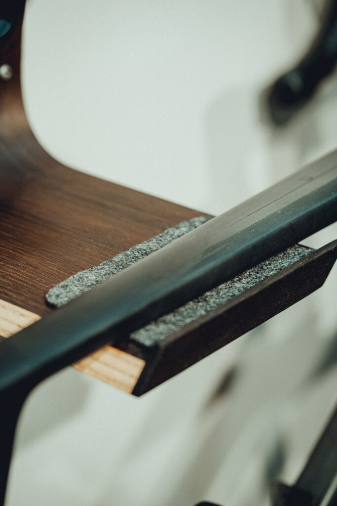 Design-Fahrradwandhalterung aus Echtholzfurnier für Rennräder und Gravelbikes.