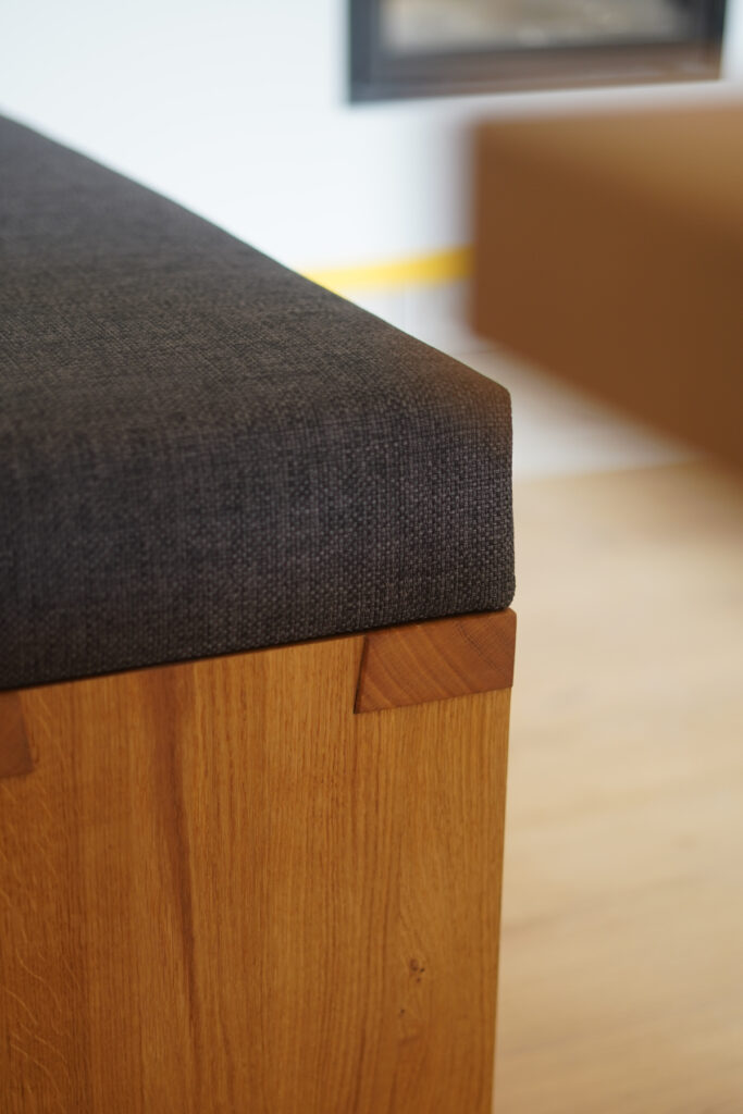 Schwebende Ecksitzbank aus massiver Eiche mit grauer Polsterung und passendem Esstisch für acht Personen.