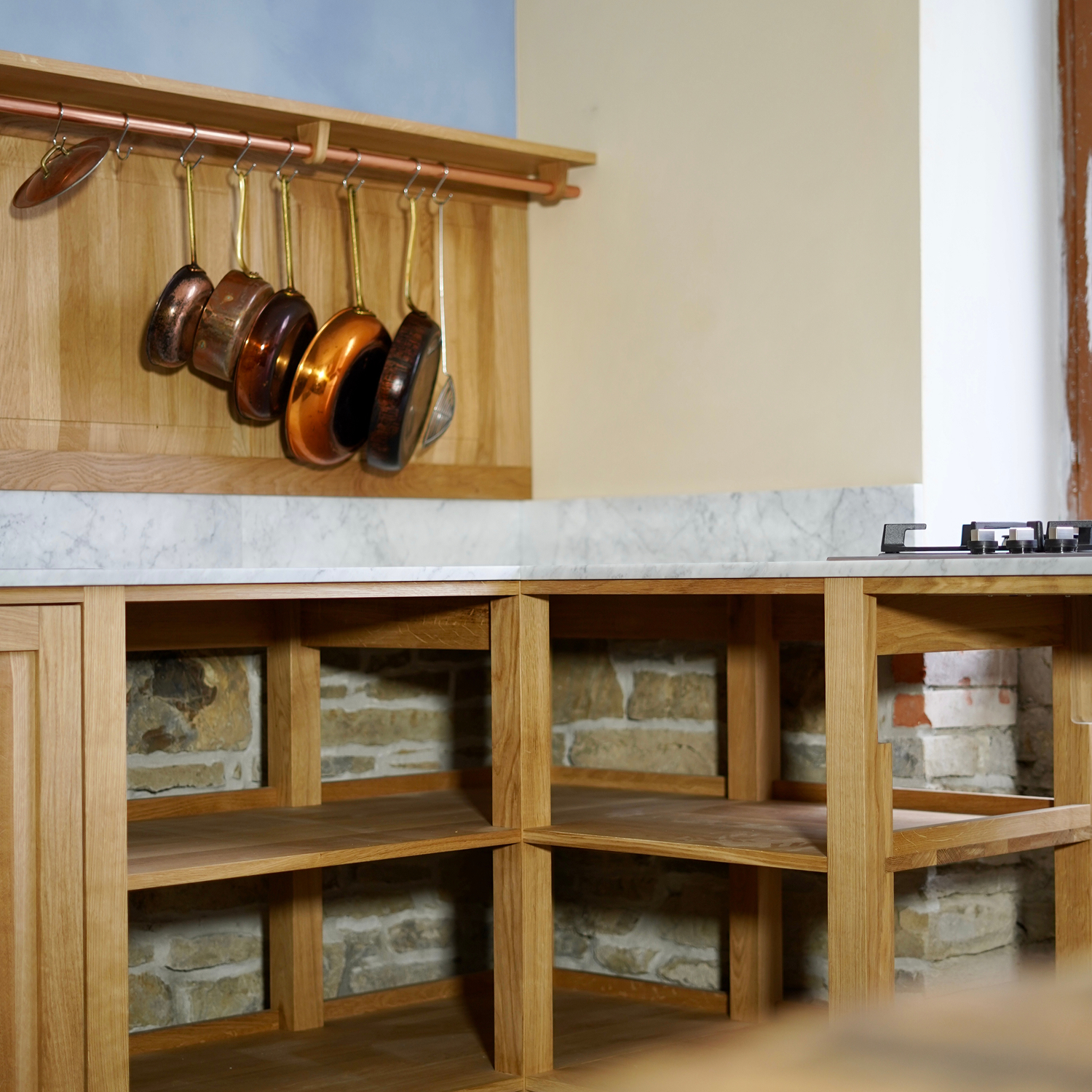 Klassische italienische Küche aus Eiche mit Carrara-Marmor und Kupferakzenten.