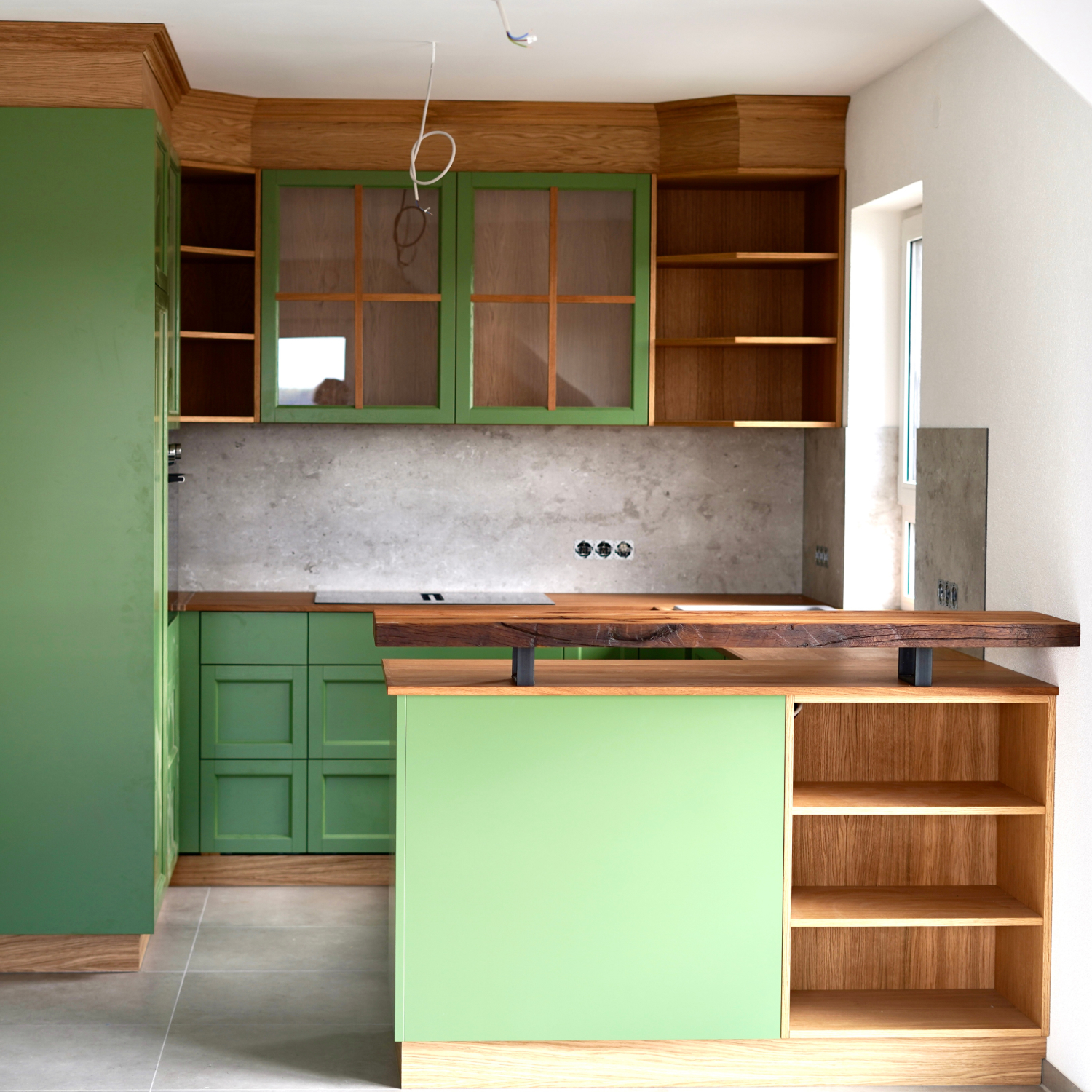 Kompakte Landhausküche in Grün mit Tresen aus Altholz und Eichenelementen.