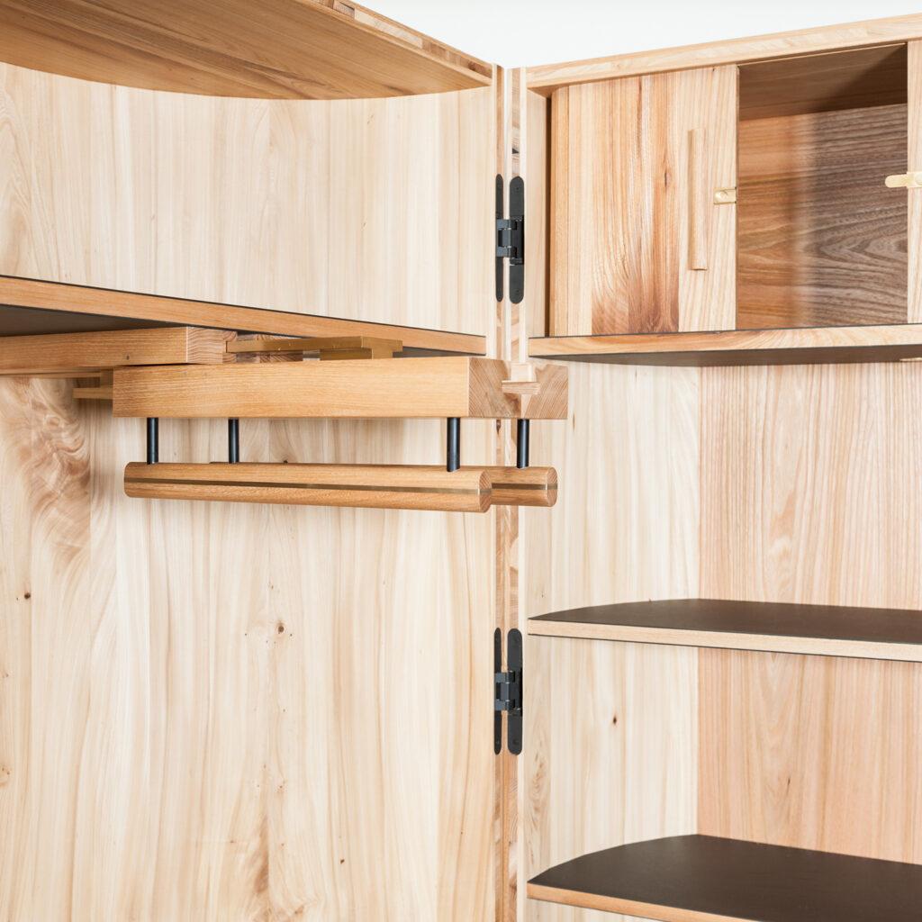 Zylindrischer Kleiderschrank aus Rüster, Linoleum und Messing von Marvin Oßwald.