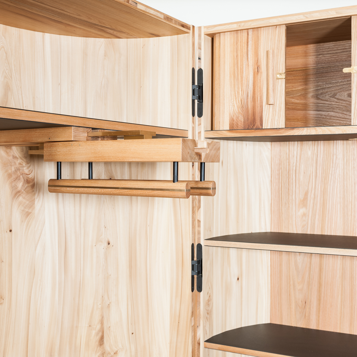 Zylindrischer Kleiderschrank aus Rüster, Linoleum und Messing von Marvin Oßwald.