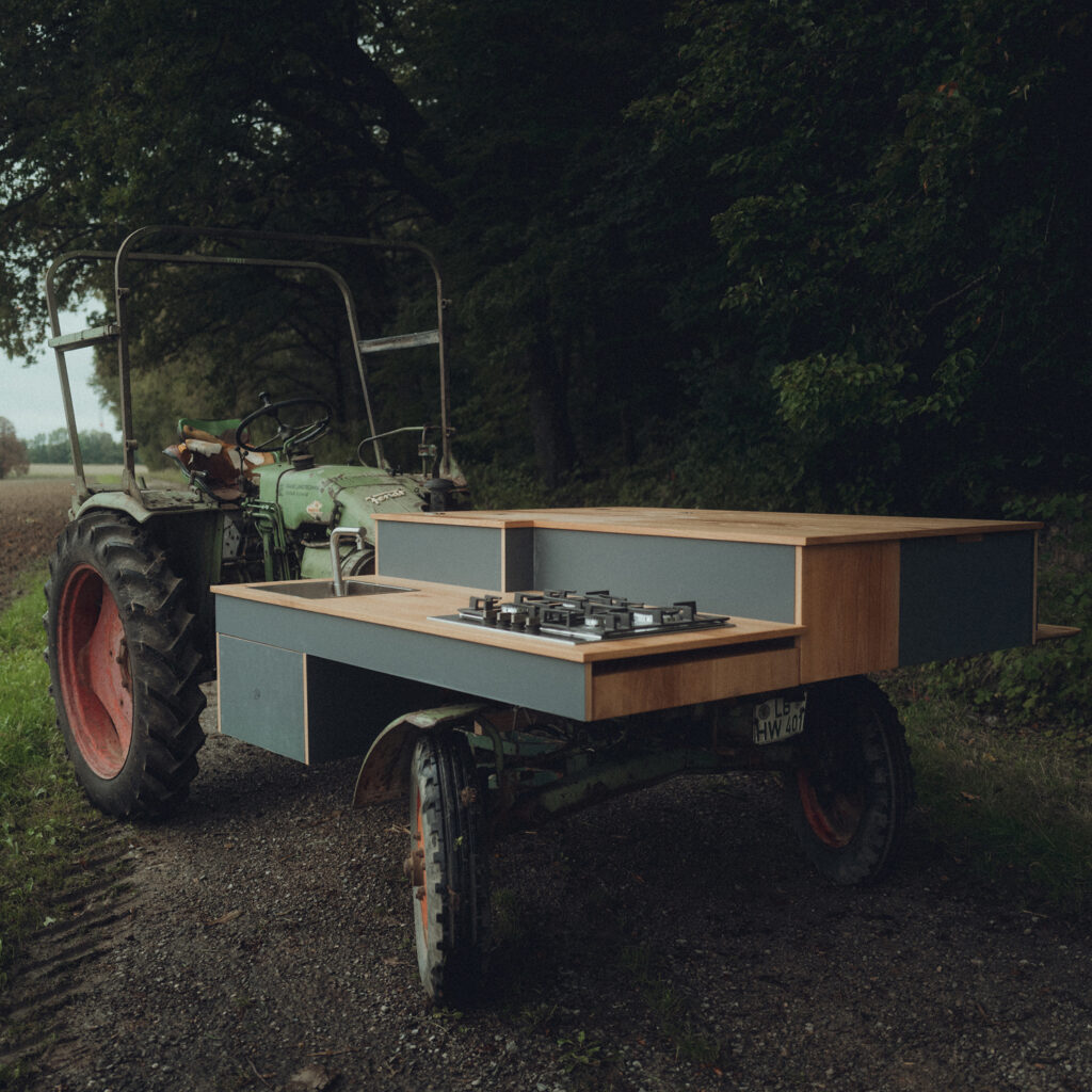 Mobile Küche moukit montiert auf einem Fendt Geräteträger für Weinproben im Weinberg.