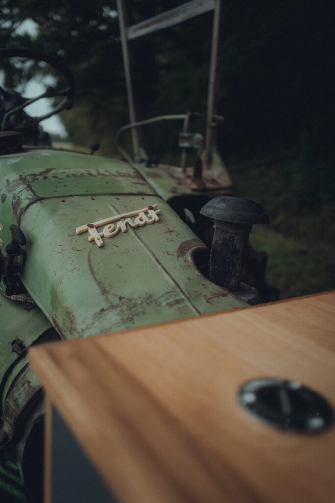 Mobile Küche moukit montiert auf einem Fendt Geräteträger für Weinproben im Weinberg.