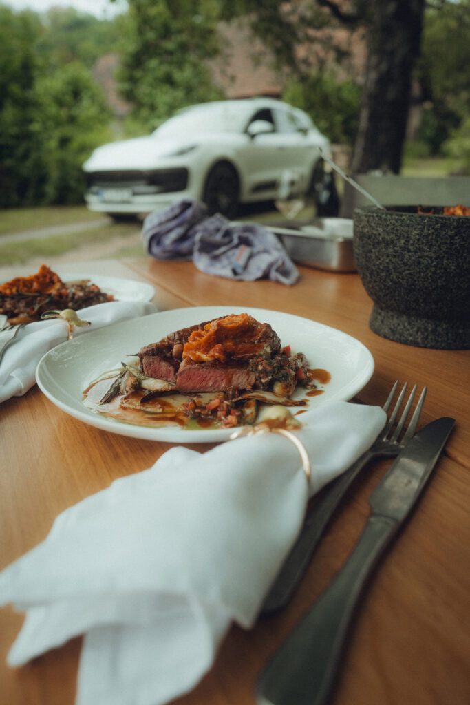 Mobile Outdoorküche moukit Modell 01 mit Gasherd, Spüle und Kühlung in der freien Natur.