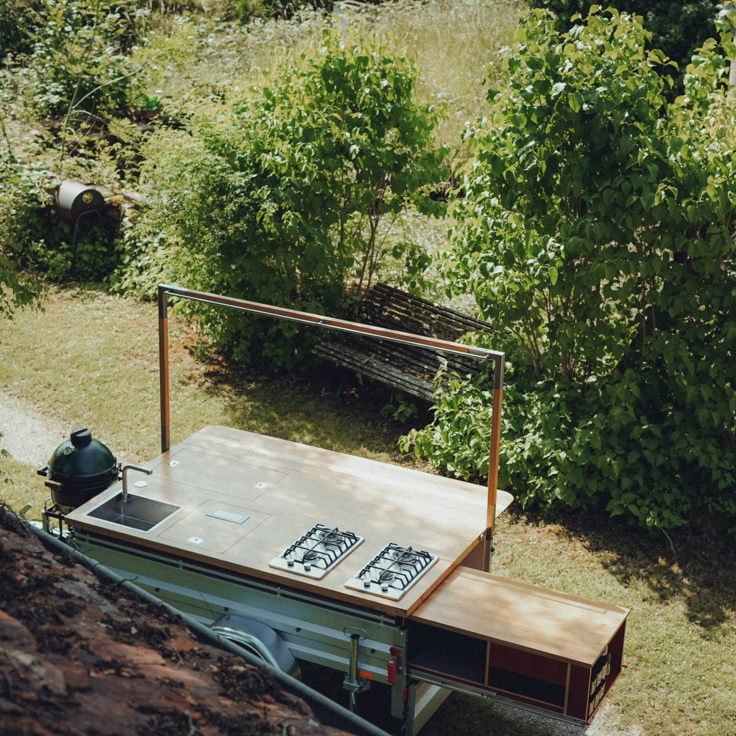 Mobile Outdoorküche moukit Modell 01 mit Gasherd, Spüle und Kühlung in der freien Natur.