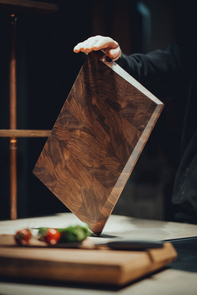 Hirnholz-Schneidebrett Obliquus aus Nussbaum oder Eiche mit schwebender Kante.