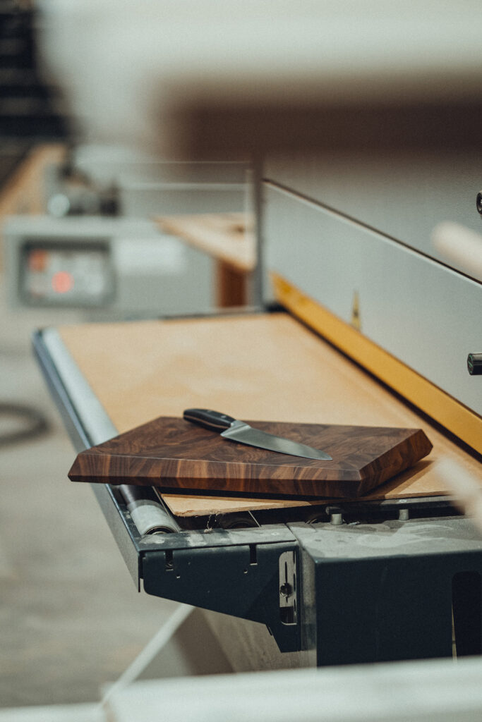 Hirnholz-Schneidebrett Obliquus aus Nussbaum oder Eiche mit schwebender Kante.