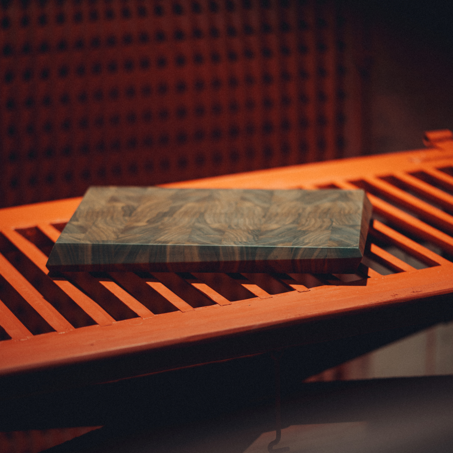 Hirnholz-Schneidebrett Obliquus aus Nussbaum oder Eiche mit schwebender Kante.