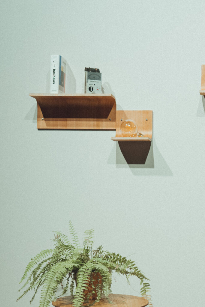 Modulares Wandregal aus der Curved-Serie in verschiedenen Größen und Holzarten.