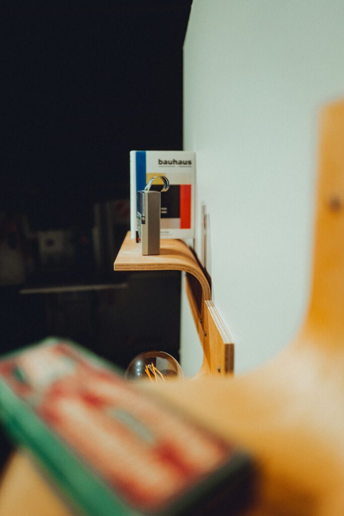 Modulares Wandregal aus der Curved-Serie in verschiedenen Größen und Holzarten.