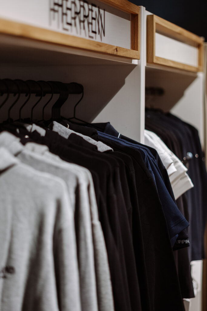 Exklusive Ladeneinrichtung aus Altholz, Eiche und Stahl für einen Reitsport-Shop mit Blick in die Reithalle.