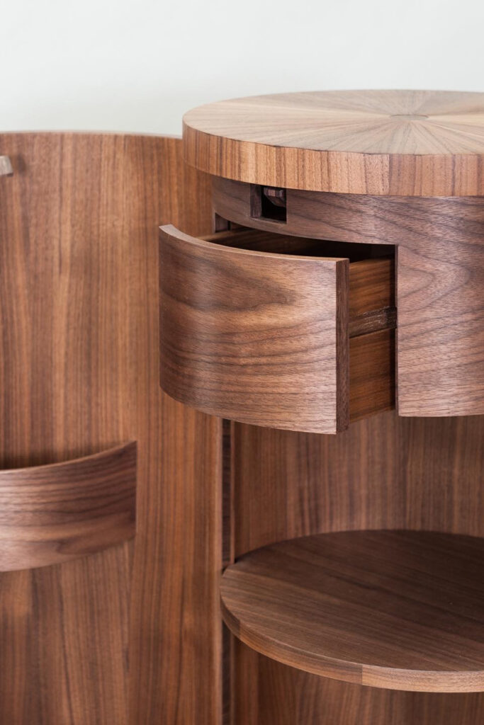 Exklusives Bad-Ensemble aus Nussbaum und Carolina Pine: Freistehende Badewanne und zylindrischer Waschtischunterschrank mit mechanischem Holz-Verschluss.