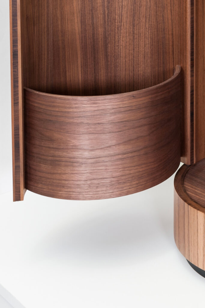 Exklusives Bad-Ensemble aus Nussbaum und Carolina Pine: Freistehende Badewanne und zylindrischer Waschtischunterschrank mit mechanischem Holz-Verschluss.