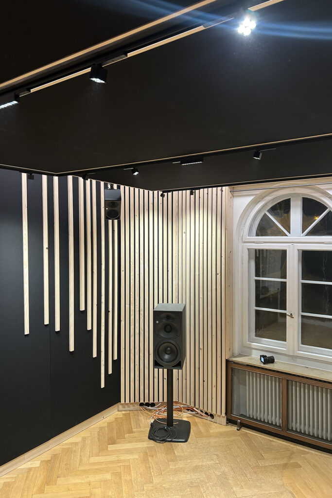Akustik-Ausbau eines Tonstudios aus Tannenholz und Stoffelementen.