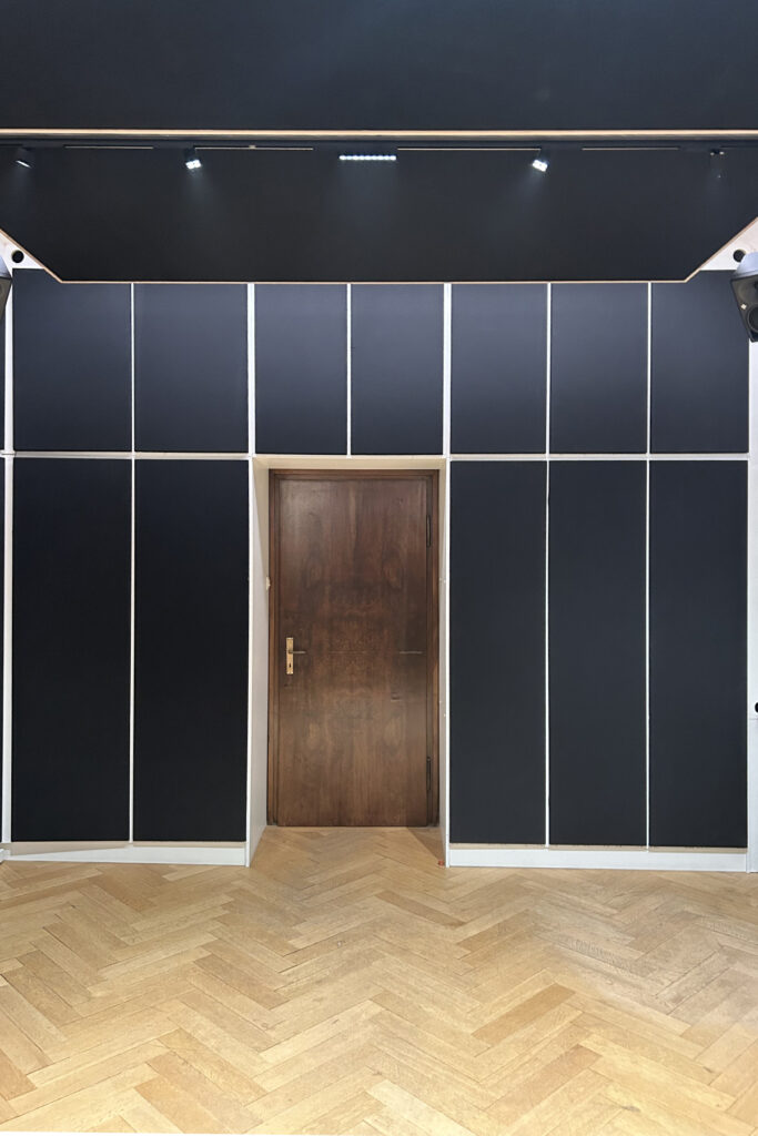 Akustik-Ausbau eines Tonstudios aus Tannenholz und Stoffelementen.
