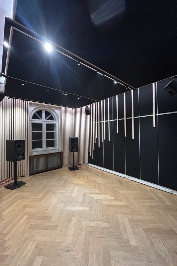 Akustik-Ausbau eines Tonstudios aus Tannenholz und Stoffelementen.