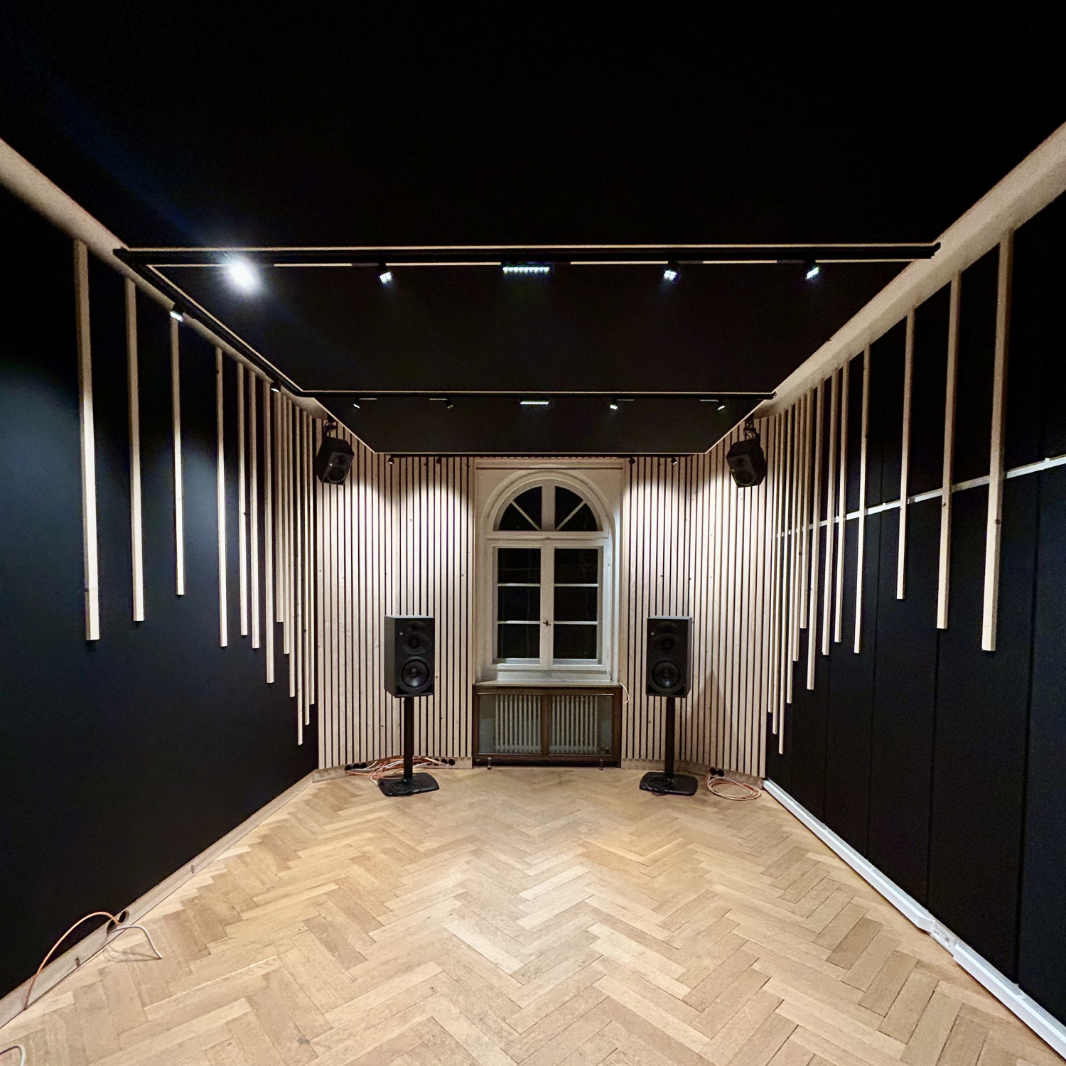Akustik-Ausbau eines Tonstudios aus Tannenholz und Stoffelementen.